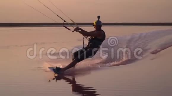 湖上夕阳西下一个孤独的风筝爱好者骑着它跳入空中视频的预览图