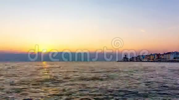 斯洛文尼亚皮兰市上空日落亚得里亚海和古老的中世纪城市海岸上方神奇太阳的时间推移视频夏季视频的预览图