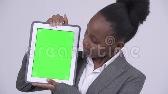 年轻快乐的非洲女商人展示数码平板电脑的脸视频的预览图