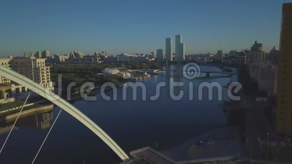 蓝色的河流有美丽的桥梁阿斯塔纳市视频的预览图