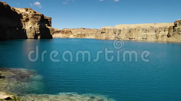 宁静的蓝色淡水湖视频的预览图