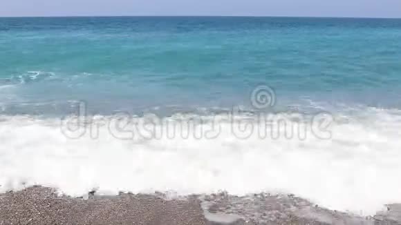 土耳其地中海安塔利亚海滩海浪视频的预览图