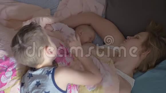 早上在家有两个孩子的睡妈妈视频的预览图