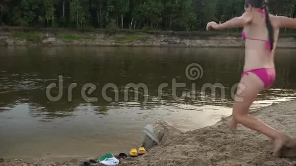 夏天穿着泳衣的美丽苗条的女孩潜入河里海滩季节慢动作视频的预览图