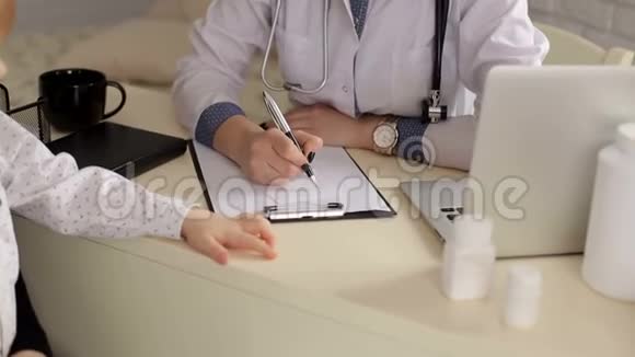 医生带孩子的时候用钢笔中大视频的预览图