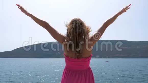 快乐的黑发女人站起来举起手臂视频的预览图