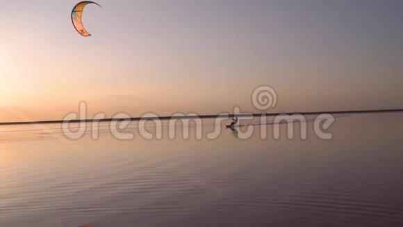 湖上黎明时分一个戴着头盔的独身赤鸢游到了一边视频的预览图