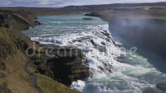 阳光明媚的日子里海鸥瀑布冰岛视频的预览图