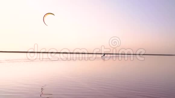 粉红湖上的风筝人在黎明时表演魔术视频的预览图