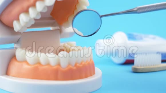牙科医生检查口腔视频的预览图
