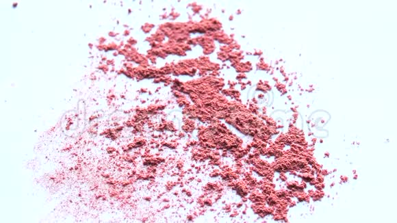 在浅色背景上撒粉红色化妆粉画一个流苏的情人节概念视频的预览图