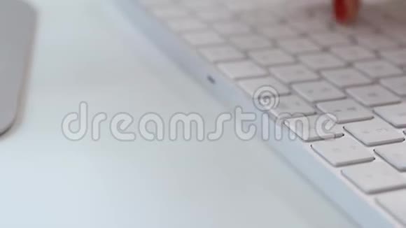 在白色电脑键盘上输入女性的手视频的预览图