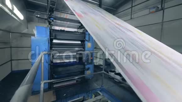 长纸张在印刷办公室的一条线上移动工厂设备在工作视频的预览图