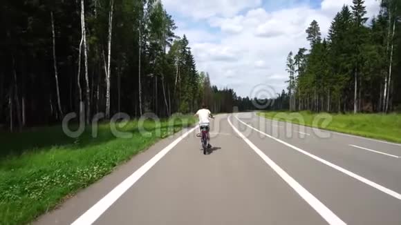 骑自行车的男孩在路上稳定4K视频的预览图