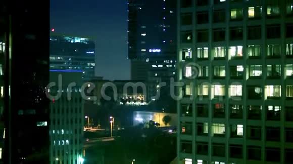 市中心电梯夜间骑行视频的预览图