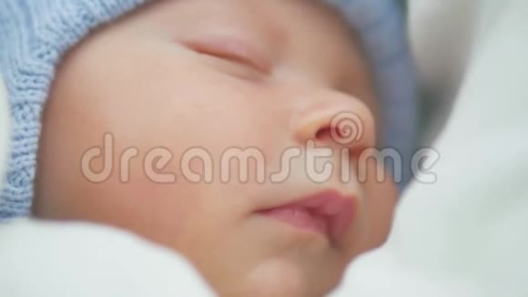 新生儿戴帽子睡觉视频的预览图