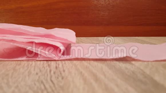 卫生纸一卷卫生纸粉色卫生纸视频的预览图