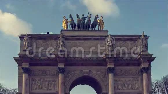 卢浮宫的旋转木马视频的预览图