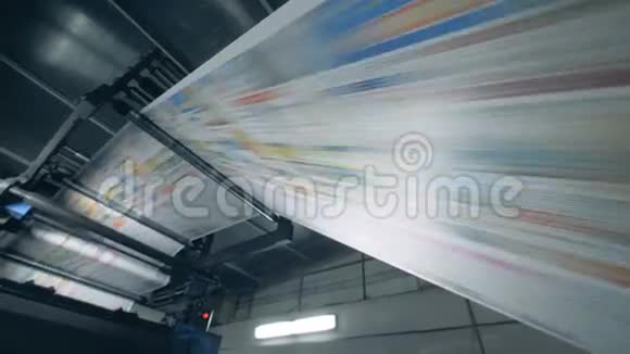 印刷报纸上的滚动输送机印刷办公设备视频的预览图