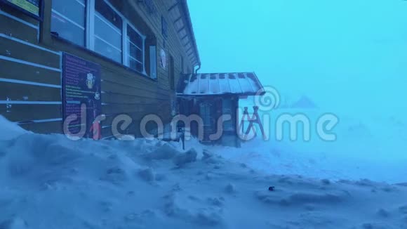冬季极端风和暴风雪斯洛伐克鞑靼山脉视频的预览图