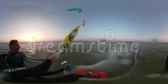 黎明时分一名男子驾驶着一只360度的训练风筝乘风破浪视频的预览图