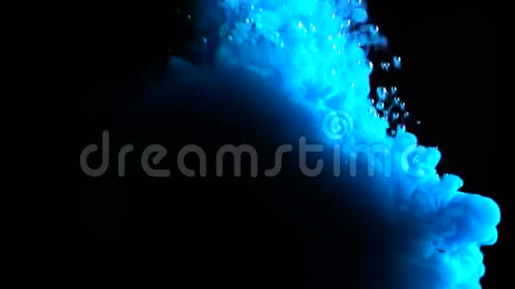 实拍蓝漆滴在水中慢动作反转墨水在水下旋转孤立的墨水碰撞云视频的预览图