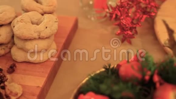 提供有糕点和蛋糕的温馨圣诞桌1台高清FDV视频的预览图