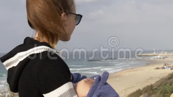母亲和婴儿靠近地中海沿岸视频的预览图