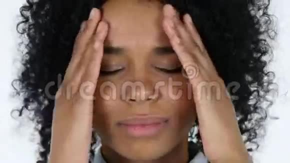 沮丧的黑人女人头痛视频的预览图