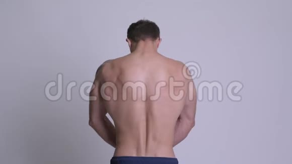 肌肉男子背部肌肉和肱二头肌赤膊后视视频的预览图
