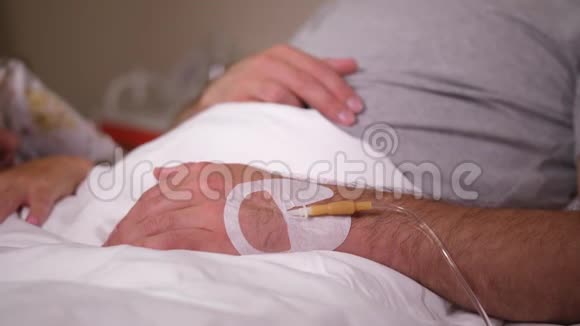 病人在诊所抚摸熟睡的妻子视频的预览图