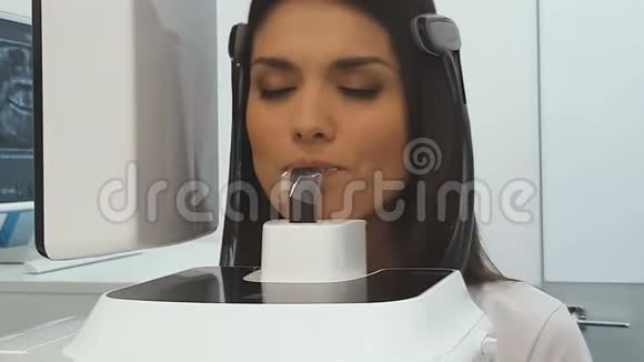 在现代设备上制作全景牙齿x射线图像的妇女牙科诊所视频的预览图