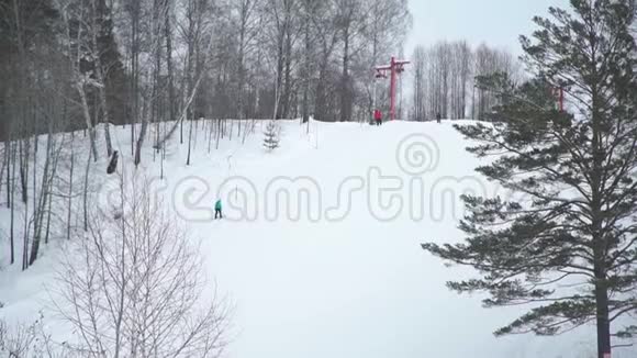 滑雪者在西伯利亚滑雪缆车附近下坡视频的预览图