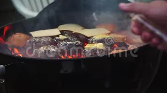 芝士汉堡烤肉串烧烤炉视频的预览图
