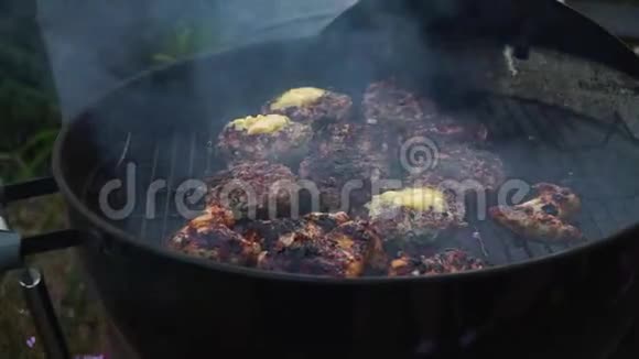 芝士汉堡烤肉串烧烤炉视频的预览图