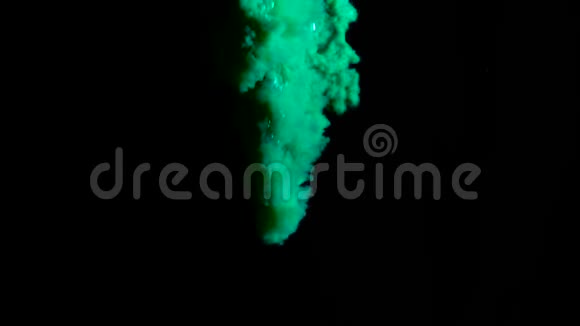 真正的绿色油漆滴在水中缓慢的运动墨水在水下旋转黑色上孤立的墨迹碰撞视频的预览图