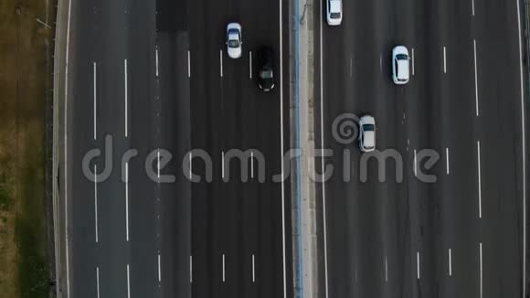 高速公路的鸟瞰图相机前进许多汽车在10车道的高速公路上行驶视频的预览图