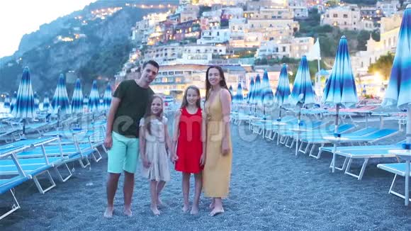 日落时分意大利阿马尔菲海岸的波西塔诺家族视频的预览图
