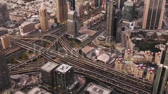 繁忙的交通现场在高峰时间的谢赫扎耶德路迪拜主要道路动脉视频的预览图