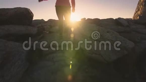 日落时在科西尤斯科山徒步旅行冒险户外积极生活方式视频的预览图