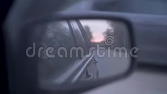 通过汽车行驶时的后视镜观看后面可以看到马路和后面的车视频的预览图