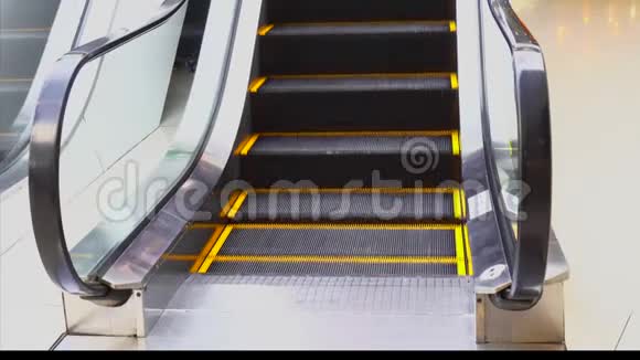 为了方便商场里的人自动扶梯移动台阶上有橙色的轮廓以确保安全视频的预览图