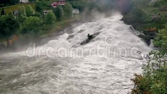 从峡湾的群山中涌出汹涌的急流形成了一个强大的瀑布视频的预览图