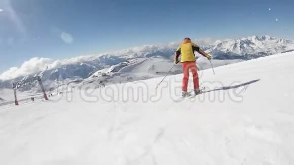 阳光明媚的冬季专业滑雪者滑雪视频的预览图