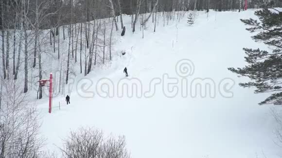 滑雪电梯与人一起登上小山视频的预览图