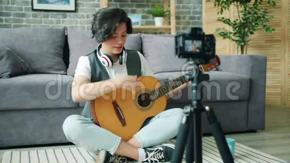 创意男孩录音教程吉他在线视频聊天相机视频的预览图