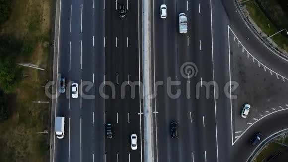 高速公路的鸟瞰图相机前进许多汽车在10车道的高速公路上行驶视频的预览图