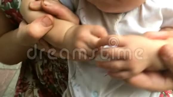 父母的手和新生儿的手玩视频的预览图