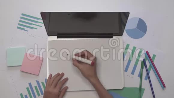 商业概念女人用笔记本电脑在纸上写密码办公室桌面视频的预览图