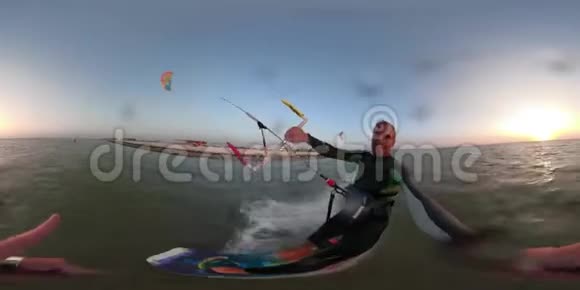 一个穿着风筝的人差点撞到一个在浅水中行走的人视频的预览图